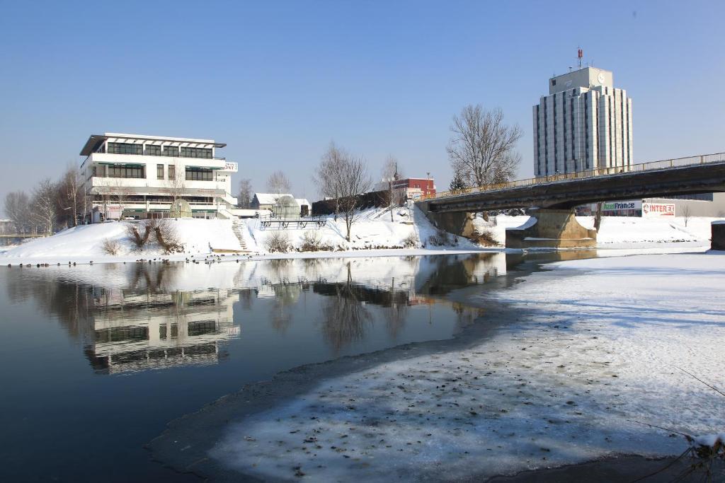 פריידור Hotel Le Pont מראה חיצוני תמונה